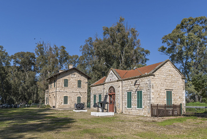 לחץ  להגדלה